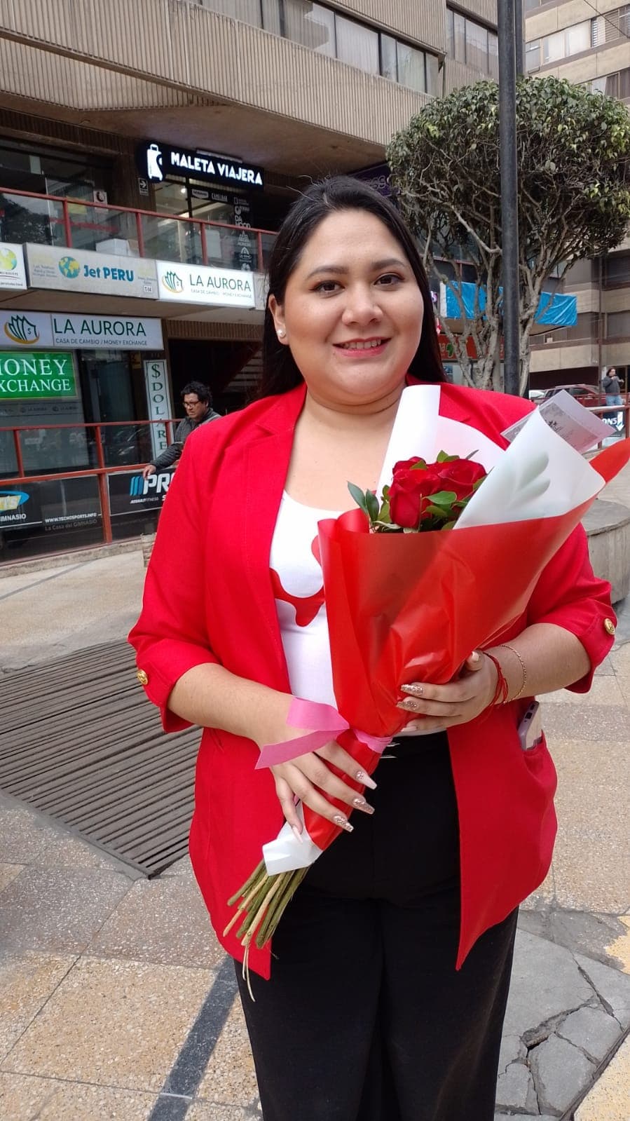 Clienta con rosas rojas