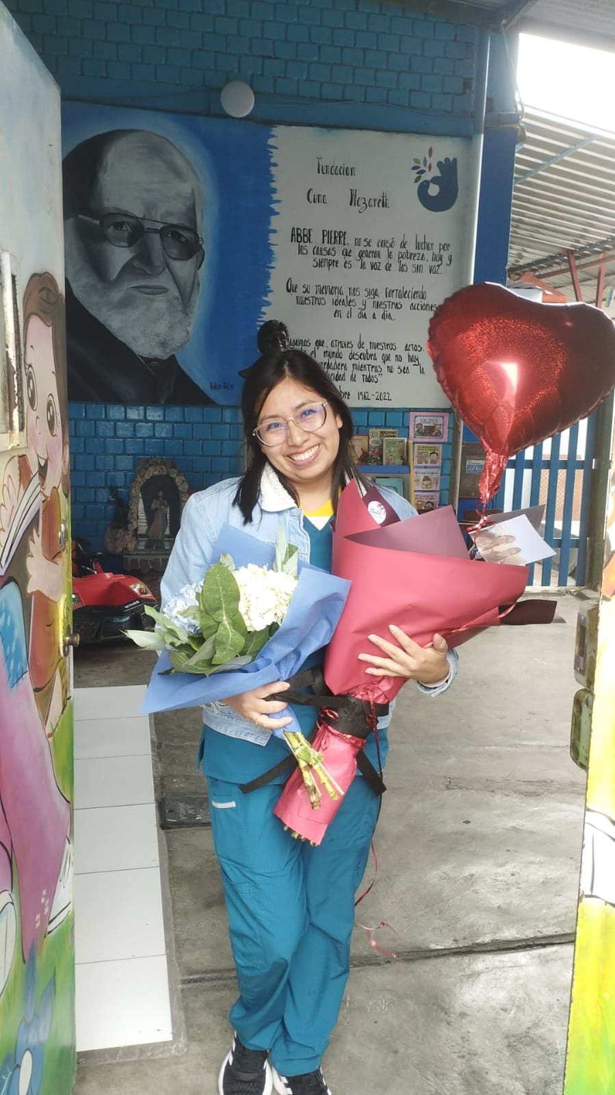 Clienta con dos bouquets y globo corazón