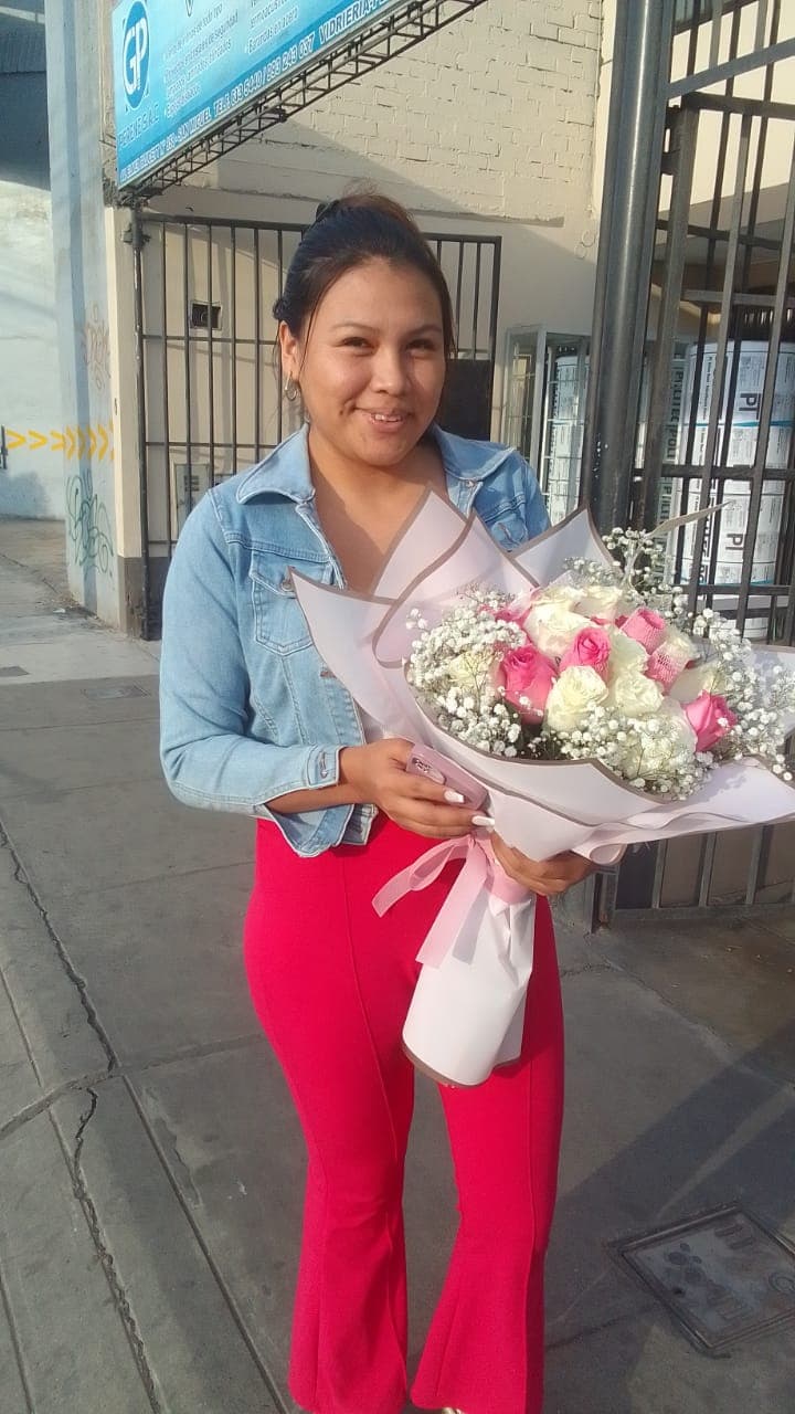 Clienta con rosas blancas y rosas
